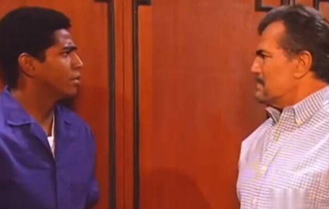 Reprodução de 'Pátria Minha' (1994) / Globo Kennedy (Alexandre Moreno) e Raul (Tarcísio Meira) em cena representando o racismo em 'Pátria Minha'.