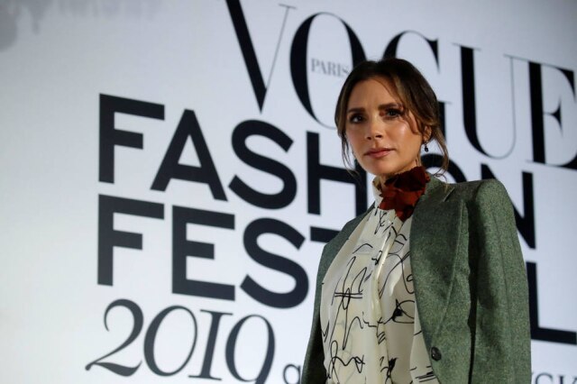 Gonzalo Fuentes/Reuters Victoria Beckham afirma que a indústria da moda foi cruel quando ela resolveu lançar sua primeira coleção de roupas, mas contou com a ajuda dos estilistas Karl Lagerfeld e Valentino Garavani.