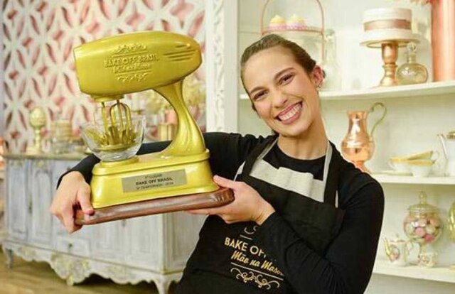 Zé Paulo Cardeal / SBT / Divulgação Karoline, vencedora da 5ª temporada do 'Bake Off Brasil'