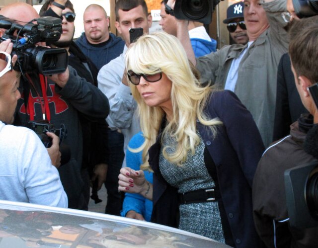 Frank Eltman / AP Photo Dina Lohan saindo de um tribunal de Nova York em 2013, após ter afirmado que não dirigiu bêbada em meio a um processo