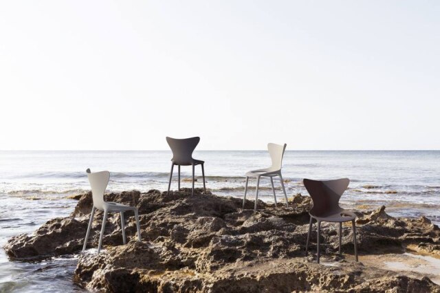 VONDOM A cadeira Love, de Eugeni Quitllet para a Vondom espanhola, fabricada com plástico proveniente de redes de pesca e garrafas plásticas descartadas, recolhidas do mar