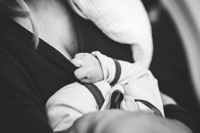Pixabay Mães precisam tomar cuidado ao amamentar o bebê. Em caso de gripe, o ideal é usar máscara durante o aleitamento.