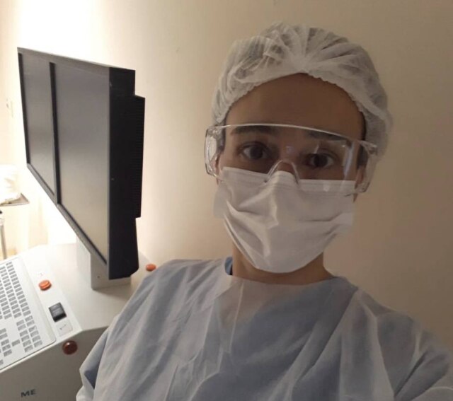 Arquivo pessoal A instrumentadora cirúrgica Suzan Caroline de Alexandria Nisticó usa máscara, touca, roupa privativa hospitalar, luva e toma todos os cuidados necessários para se prevenir.