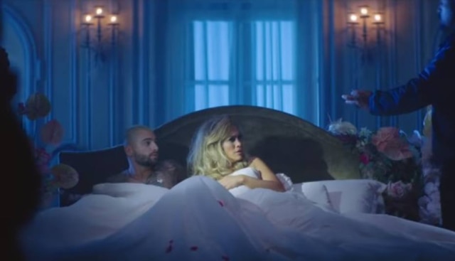 Reprodução do clipe 'Lonely' (2020) | YouTube / @Jennifer Lopez Cena do clipe 'Lonely', de Jennifer Lopez e Maluma