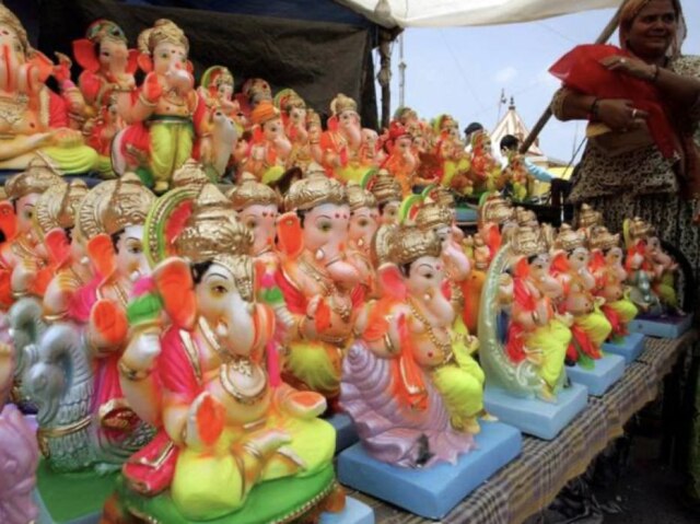 REUTERS/Amit Dave Devoto compra imagem de deus hindu Lord Ganesha em Ahmedabad, na Índia