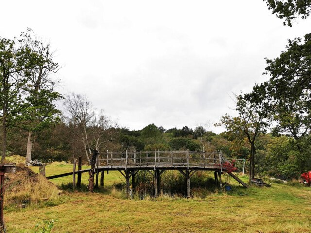 Summers Place Auctions / AFP Ponte de madeira, originalmente conhecida como Posingford Bridge, que foi construída em 1907 na Floresta Ashdown e que inspirou o autor do Ursinho Pooh.