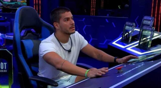 TV Globo O ator Arthur Aguiar no Quarto Secreto do 'Big Brother Brasil 22', após ser escolhido pelo público para sair no 'Paredão Falso'.