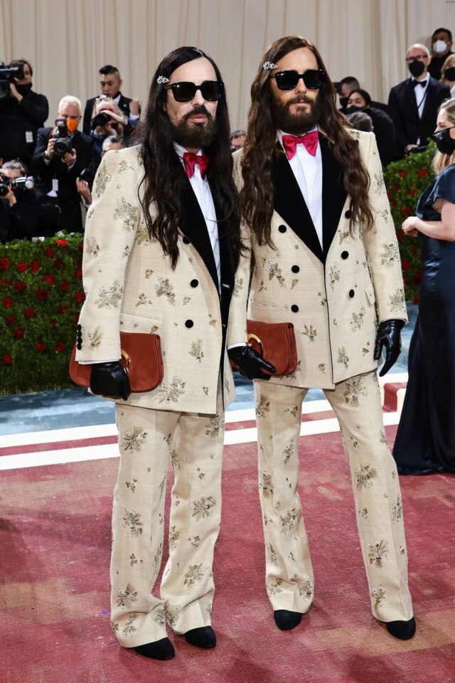 Jamie McCarthy O estilista Alessandro Michele e o artista Jared Leto vestiram peças idênticas da Gucci no Met Gala 2022.