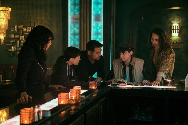 Christos Kalohoridis/Netflix Emmy Raver-Lampman (Allison), Elliot Page (Viktor), David Castañeda (Diego), Aidan Gallagher (Cinco) e Robert Sheehan (Klaus) em cena da terceira temporada de 'The Umbrella Academy', já disponível na Netflix.