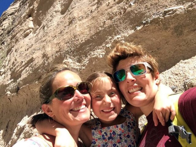 Arquivo pessoal/ Cortesia de Sally Kohn Em uma viagem ao Novo México, em outubro de 2014 (da esquerda para a direita) Sarah Hansen, Willa Hansen-Kohn, e Sally Kohn
