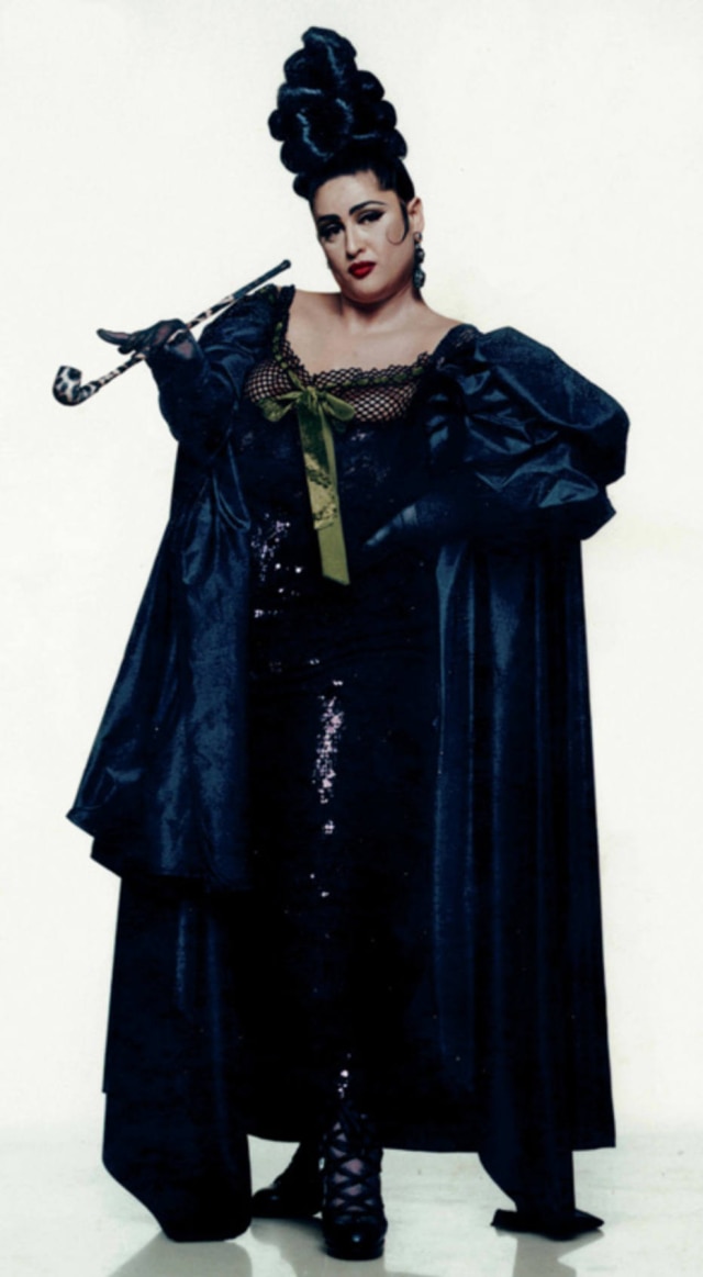 Jean Paul Gaultier, via 80WSE Gallery Stella Ellis, clicada em campanha da Gaultier em 1992, é conhecida como a primeira modelo tamanho grande.