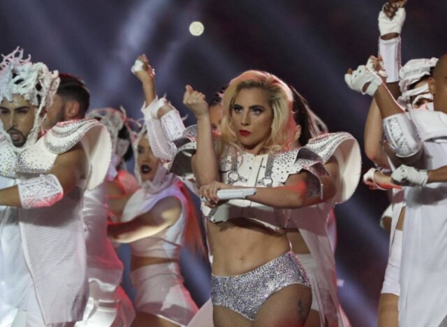 REUTERS/Adrees Latif Lady Gaga foi chamada de gorda por algumas pessoas nas redes sociais após usar este top em show que fez no Super Bowl.