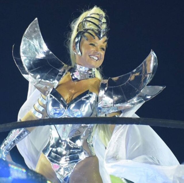 @xuxamenegheloficial/Instagram Destaque da Grande Rio, Xuxa foi praticamente ignorada pela Rede Globo durante a transmissão do desfile. Para piorar, na hora de pronunciar as duas sílabas do nome da apresentadora, a jornalista Fátima Bernardes enrolou a língua.