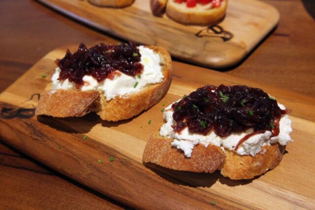 Sérgio Castro|Estadão Bruschetta di Parma, feita com cebola e queijo