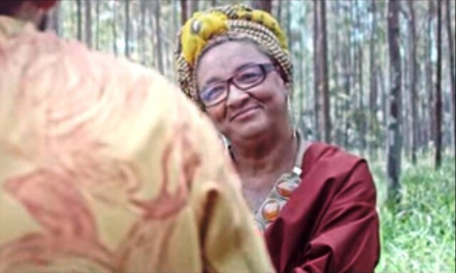 https://www.youtube.com/watch?v=D_-j32_Ryc0 Jacira usou turbante quando participou do clipe 'Mãe', do seu filho rapper Emicida