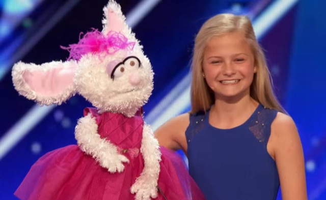 Reprodução de cena de 'America's Got Talent'/Youtube Darci Lynne surpreendeu a plateia e os jurados depois de se apresentar com sua coelhinha Petunia