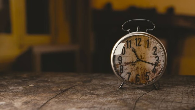 Pixabay Casal já não se incomoda mais com o despertador todos os dias, às 18h50