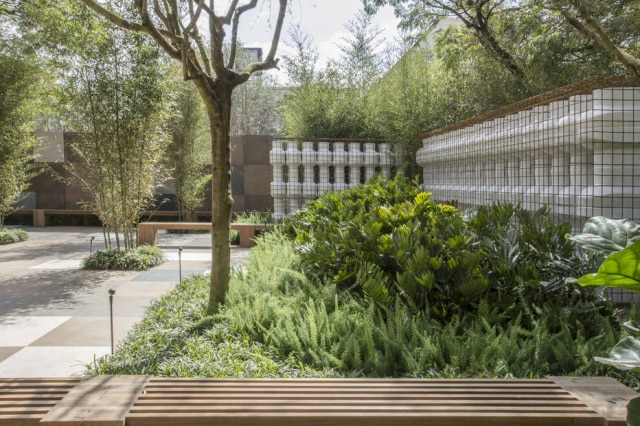 Zeca Wittner/Estadão O Jardim Deca, de Alex Hanazaki, é como um labirinto sensorial e geometrizado, repleto de água ao seu redor