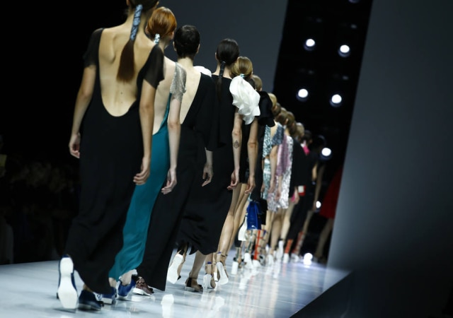 AP Photo/Francois Mori Modelos usam as criações de primavera-verão 2018 da Lanvin