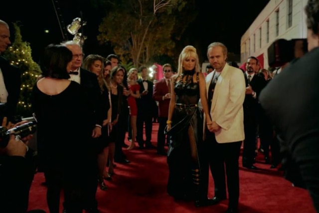 Reprodução de cena de 'American Crime Story' (2018)/ FX Édgar Ramirez e Penelope Cruz como Gianni e Donatella Versace