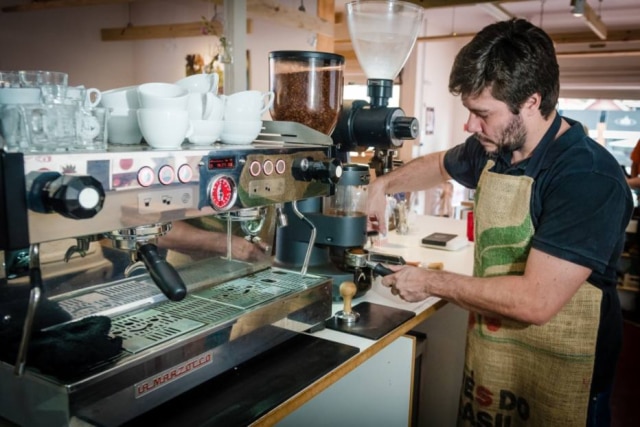 Priscilla Fiedler O barista Léo Moço, tricampeão brasileiro da modalidade