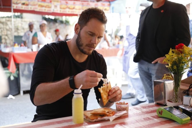 Divulgação Marvel/Disney O ator Chris Pratt comeu pastel com caldo de cana em uma feira livre no bairro dos Jardins, em São Paulo