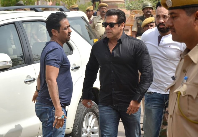 EFE/ Sunil Verma Salman Khan chegando ao tribunal nesta quinta-feira, 5.