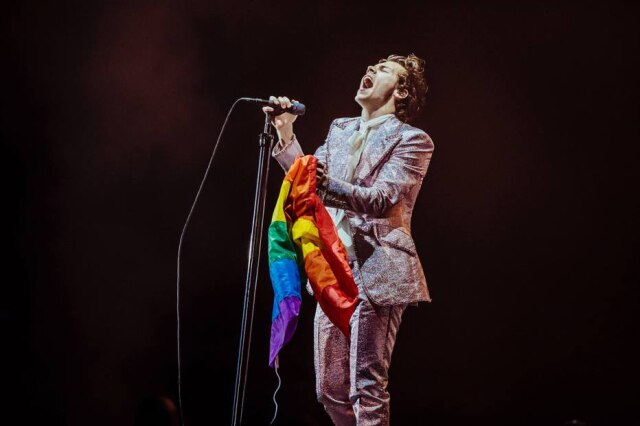 Twitter/@hshq De terno exclusivo da Gucci, o cantor se apresenta em Bangkok