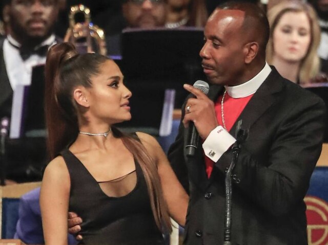Tannen Maury / EFE / EPA O pastor Charles Ellis apalpou a cantora Ariana Grande durante o velório de Aretha Franklin, em 31 de agosto de 2018.