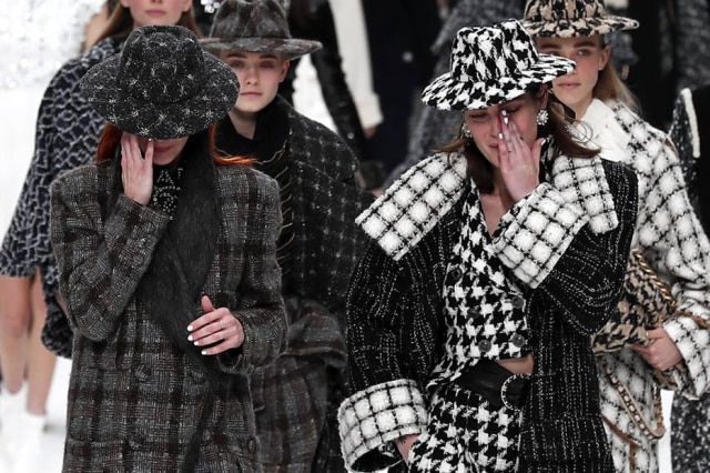 Ian Langsdon/EFE Modelos choram durante tributo a Karl Lagerfeld enquanto vestem peças da última coleção criada pelo estilista para a Chanel.