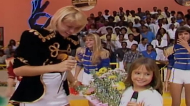 Reprodução de 'Domingão do Faustão' (1989) / Globo Duda Little entrega flores para Xuxa no 'Domingão do Faustão'.