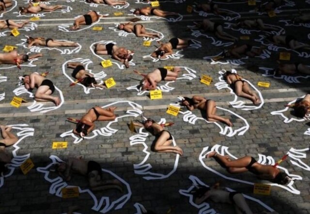 REUTERS/Susana Vera Ativistas em defesa dos direitos dos animais protestam antes do Festival de São Firmino, em Pamplona, na Espanha.