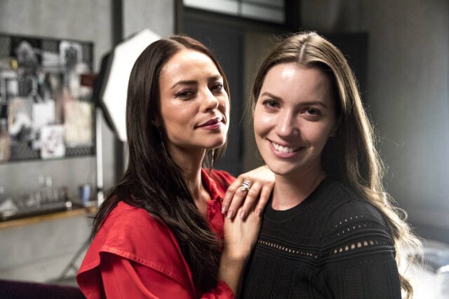 Victor Pollak / Globo / Divulgação Vivi Guedes (Paolla Oliveira) ao lado de sua irmã, Fabiana (Nathalia Dill) em 'A Dona do Pedaço'