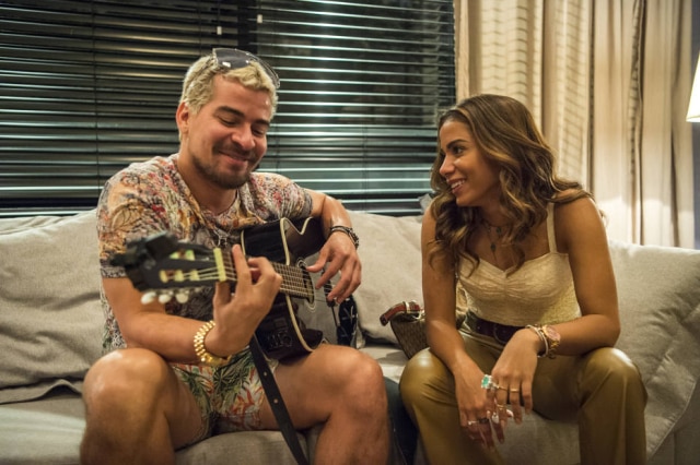 Estevam Avellar/Globo/Divulgação Os personagens Ryan (Thiago Martins) e Sabrina (Anitta) em 'Amor de Mãe'.