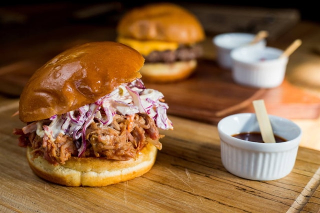 Tiago Queiroz/Estadão Sandubas. Sanduba. Pulled pork, copa lombo suíno defumado e desfiado no pão de brioche com coleslaw; ao fundo o cheeseburger
