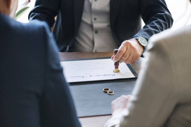 Freepik Um contrato de relacionamento pode envolver coparentalidade, união estável, namoro ou casamento