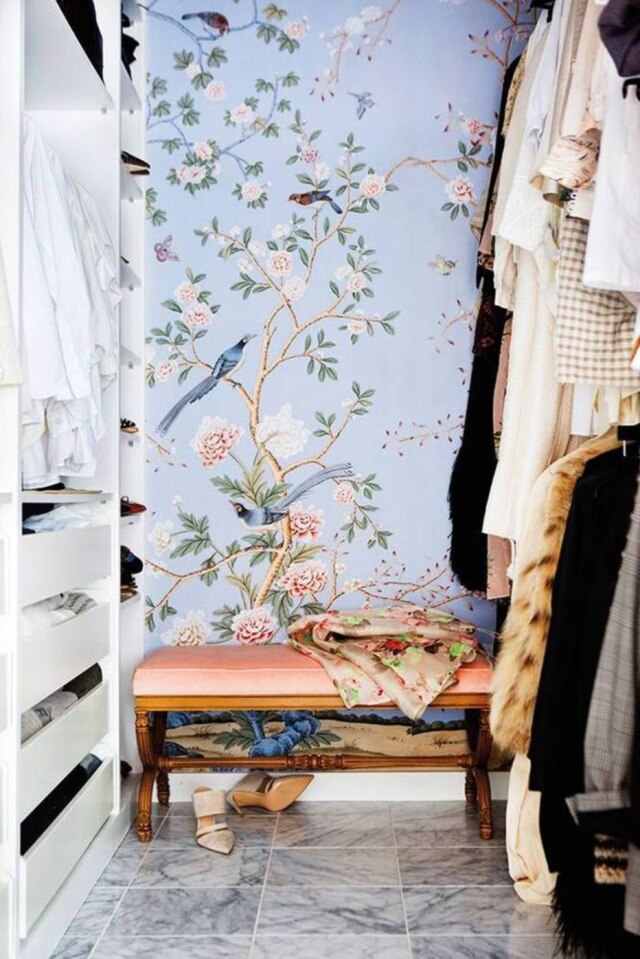 Pinterest/Domino A decoração dentro do closet garante um ambiente mais charmoso e alegre, mesmo que não muito visitado