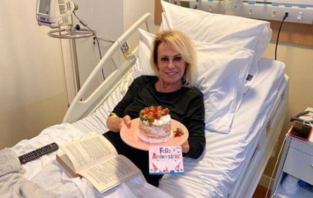 Instagram / @anamaria16 Ana Maria Braga recebe bolo antes de 4ª sessão de quimioterapia em hospital.