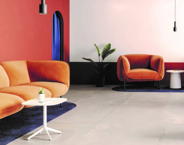 Roca Cerâmica Em grande formato, 100 x 200 cm, as placas de porcelanato que revestem esta sala tem 7 mm de espessura, e necessitam de juntas de apenas 2 mm