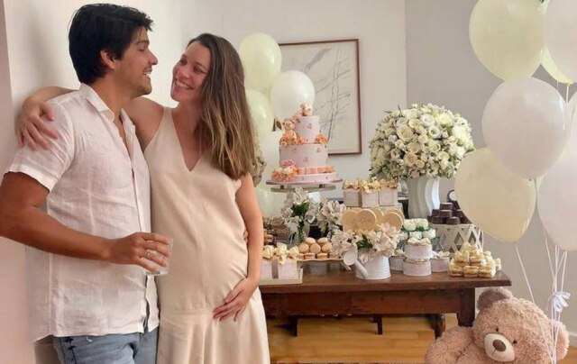 Instagram/ @nathaliadillVerificado Nathalia Dill e seu marido, Pedro Curvello, fazem chá de bebê para Eva, primeira filha do casal