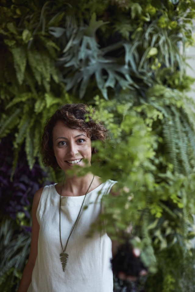 Celso Koyama A professora de jardinagem Carol Costa
