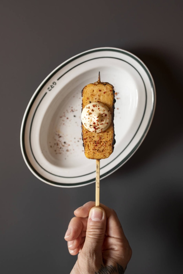 Tati Frison Tamagoyaki no palito. o omelete japonês servido com maionese