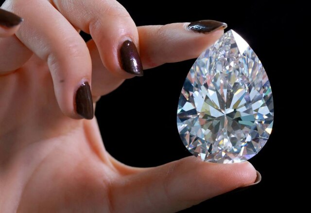 REUTERS/Denis Balibouse Diamante branco de 228,31 quilates chamado 'The Rock', vendido por 18,7 milhões de dólares, é o maior já visto em toda a história do mercado de leilões.