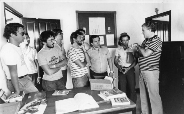 Comissão formada por deputados, sindicalistas e repórteres na fazenda  da Companhia Vale do Rio Cristalino, Julho de 1983,Santana do Araguaia, PA. 