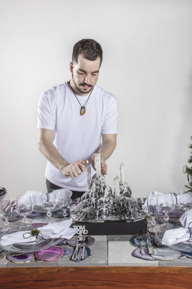 Zeca Witnner / Estadão O arquiteto Murilo Weitz prepara sua mesa