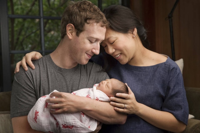 AP O fundador e CEO do Facebook, Mark Zuckerberg, com sua mulher, a médica Priscilla Chan, e a filha Max