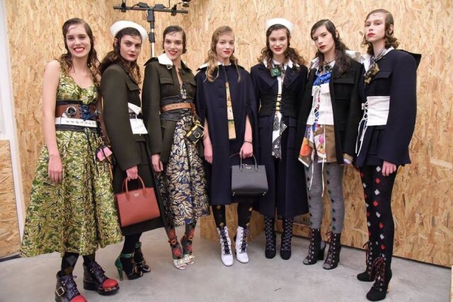 Divulgação Modelos alinhadas no backstage da Prada