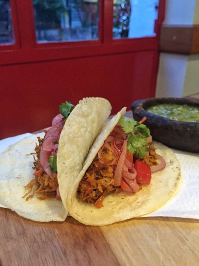 Divulgação Taco de lechona tolimense: tortilla de milho recheada com leitoa assada com especiarias e ervilha amarela do chef colombiano Dagoberto Torres