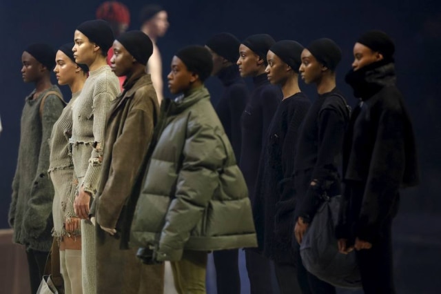 REUTERS/Andrew Kelly/File Photo Modelos durante apresentação da coleção Yeezy Season 3, do cantor Kanye West, na Semana de Moda de Nova York.