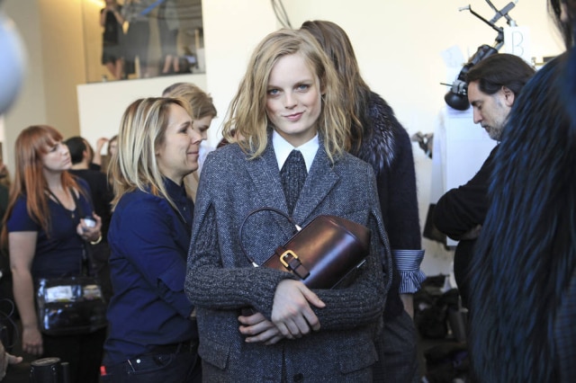 Elizabeth Lippman/The New York Times Hanne Gaby Odiele no backstage da Michael Kors.